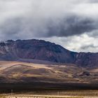 Vulkan-Panorama mit dunklen Wolken