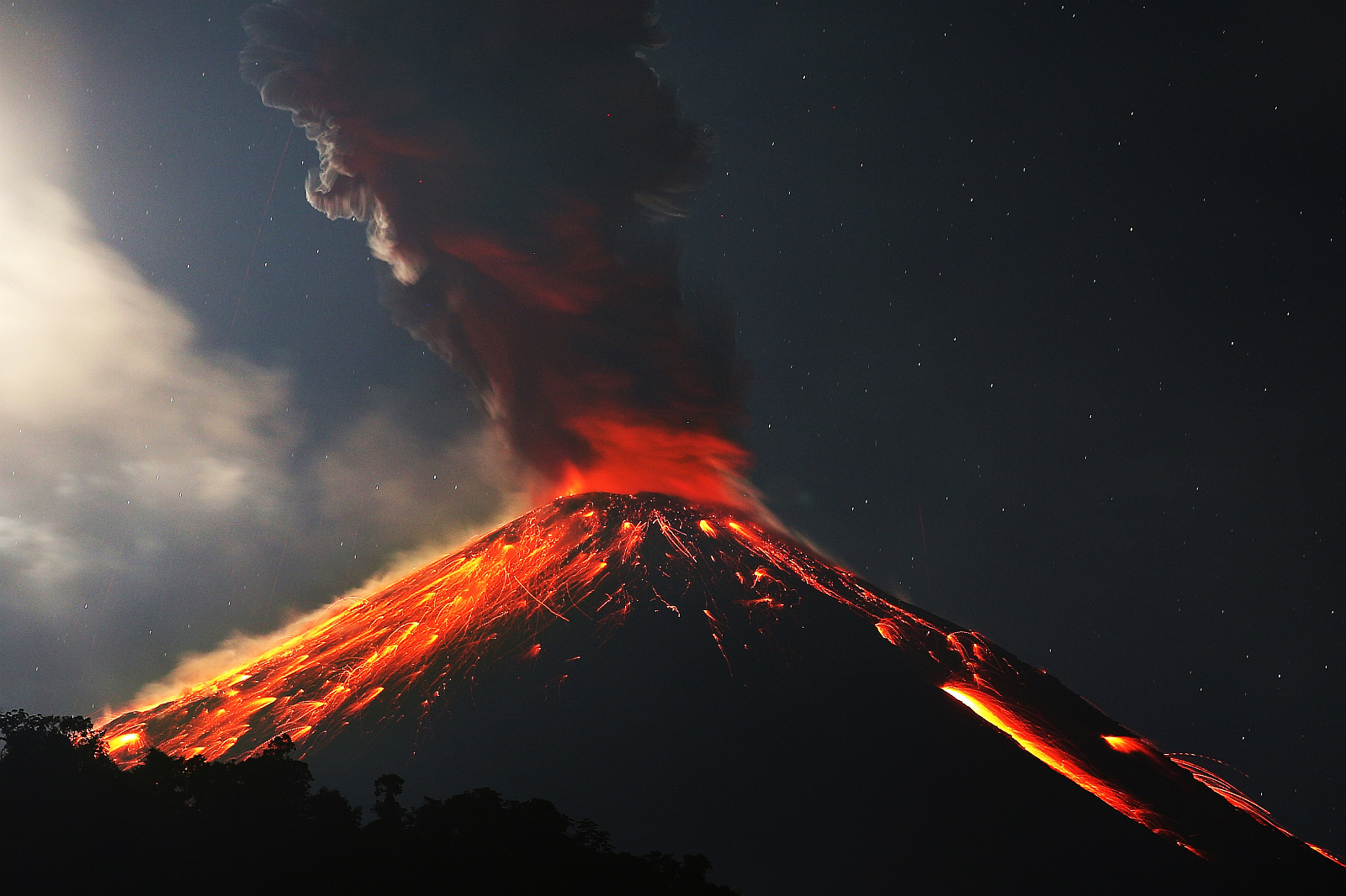 Vulkan Reventador, Ecuador, Jan. 2020