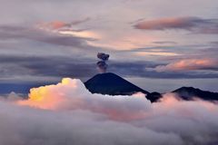 Vulkan Semeru im ersten Sonnenlicht