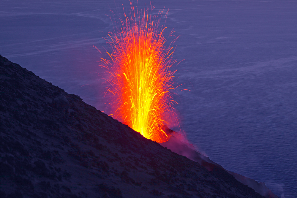 Vulkan Stromboli im Abendlicht