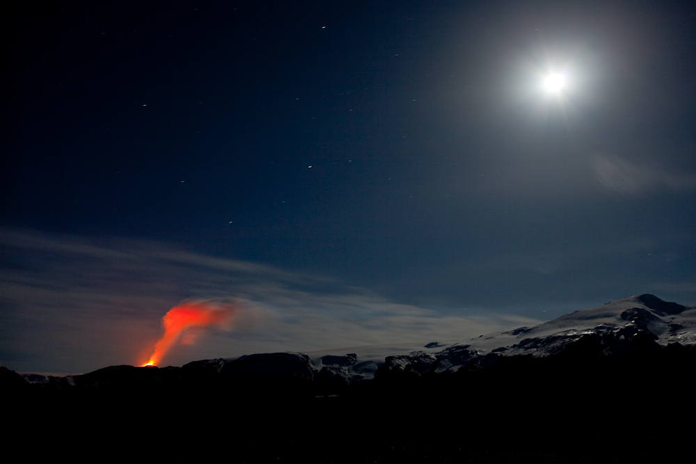 Vulkan und Mond über dem Fimmvörðuháls