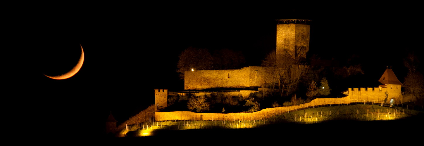 Vulkanasche vor Mond mit Burg