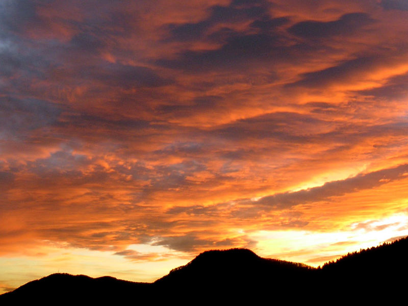 Vulkanausbruch aus Wolken