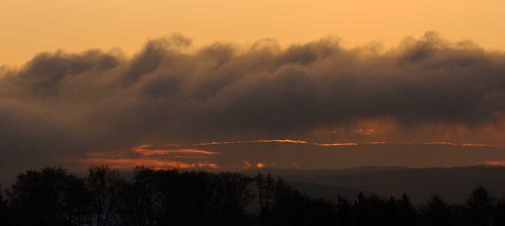 Vulkanausbruch? Bevor die Sonne durch die Wolkendecke kam, sah es wie ein Vulkanausbruch aus,..