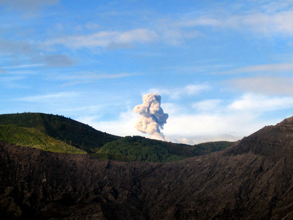 Vulkanausbruch in der Ferne auf Java