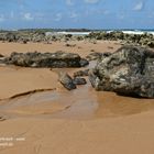 Vulkangestein am Strand von Mae Luiza