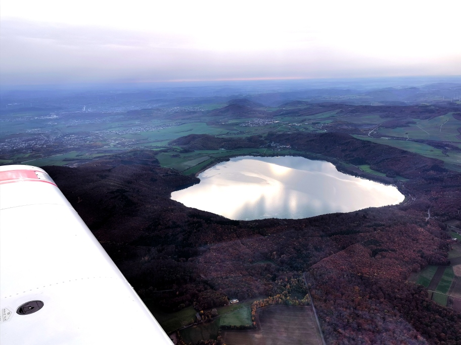 Vulkansee bei Maria Laach mit Blick in das Eifelgebirge