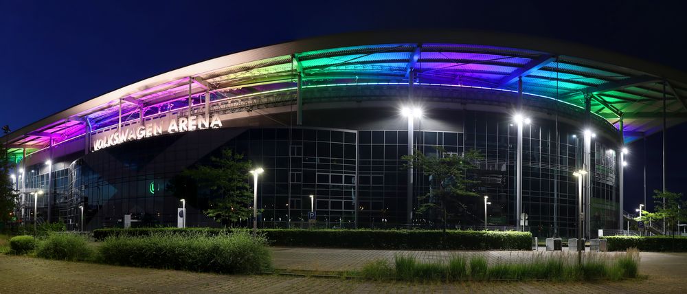 VW Arena  Westseite Pano zyl. 