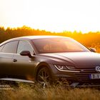 VW Arteon R Line im Feld bei Zauberlicht