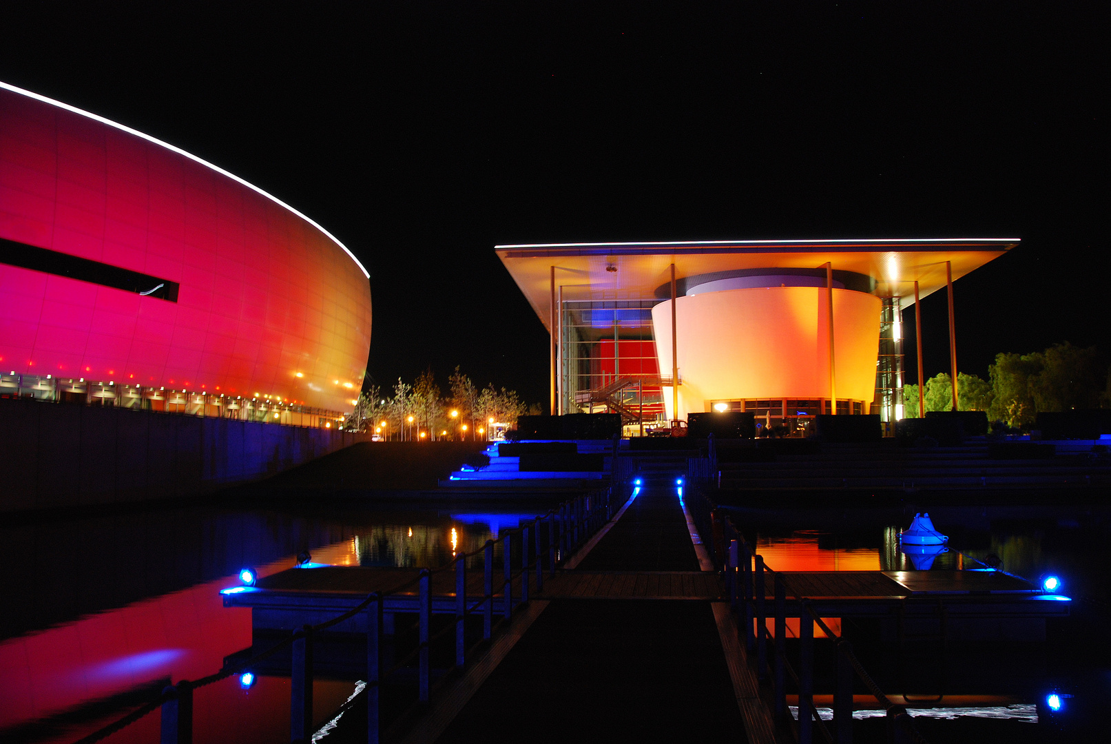 VW Autostadt bei Nacht