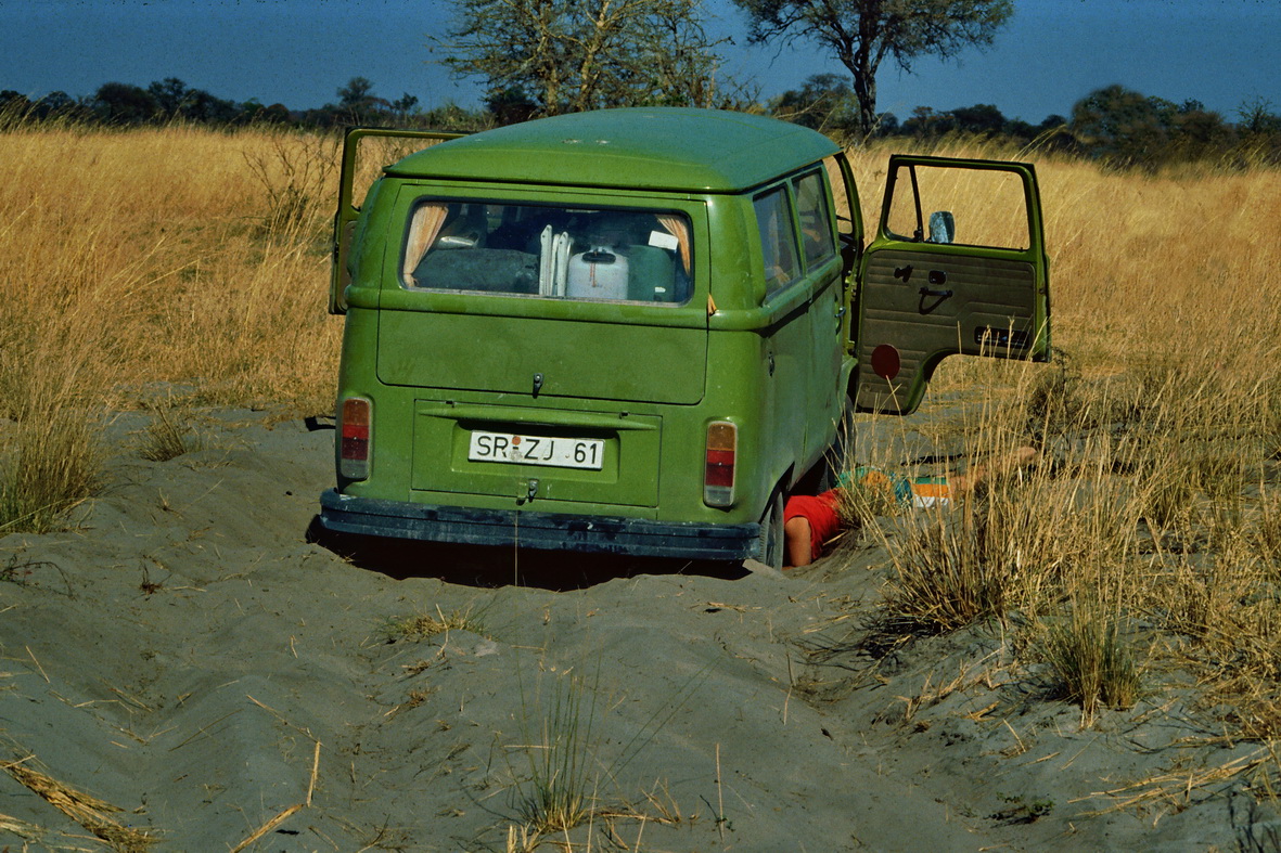 VW-Bulli im Sand versunken