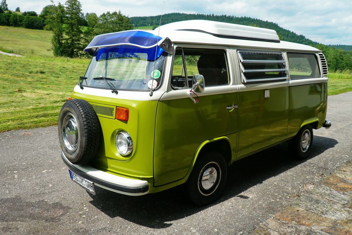 VW Bulli T2 in vollem Glanz