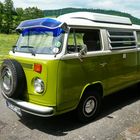 VW Bulli T2 in vollem Glanz