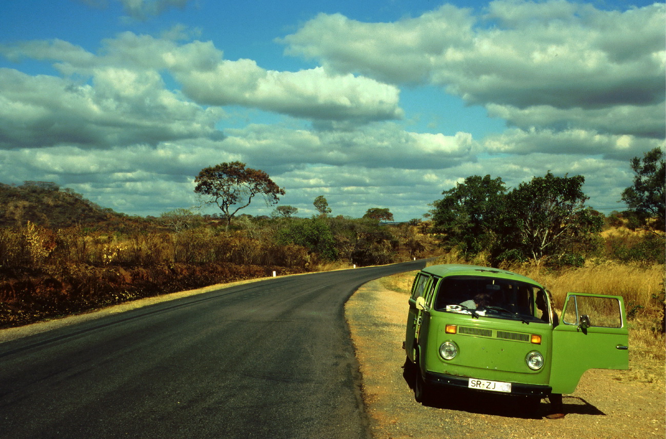 VW-Bus - Bulli -  mit deutschem Nummernschild unter afrikanischer Sonne