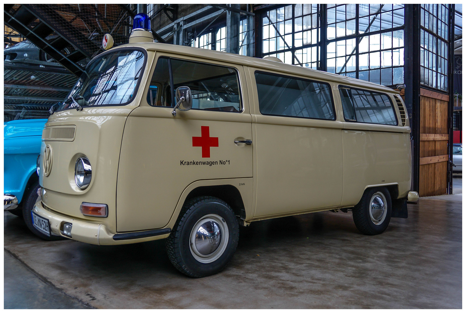 VW Bus Krankenwagen Foto & Bild | strasse, oldtimer, düsseldorf Bilder