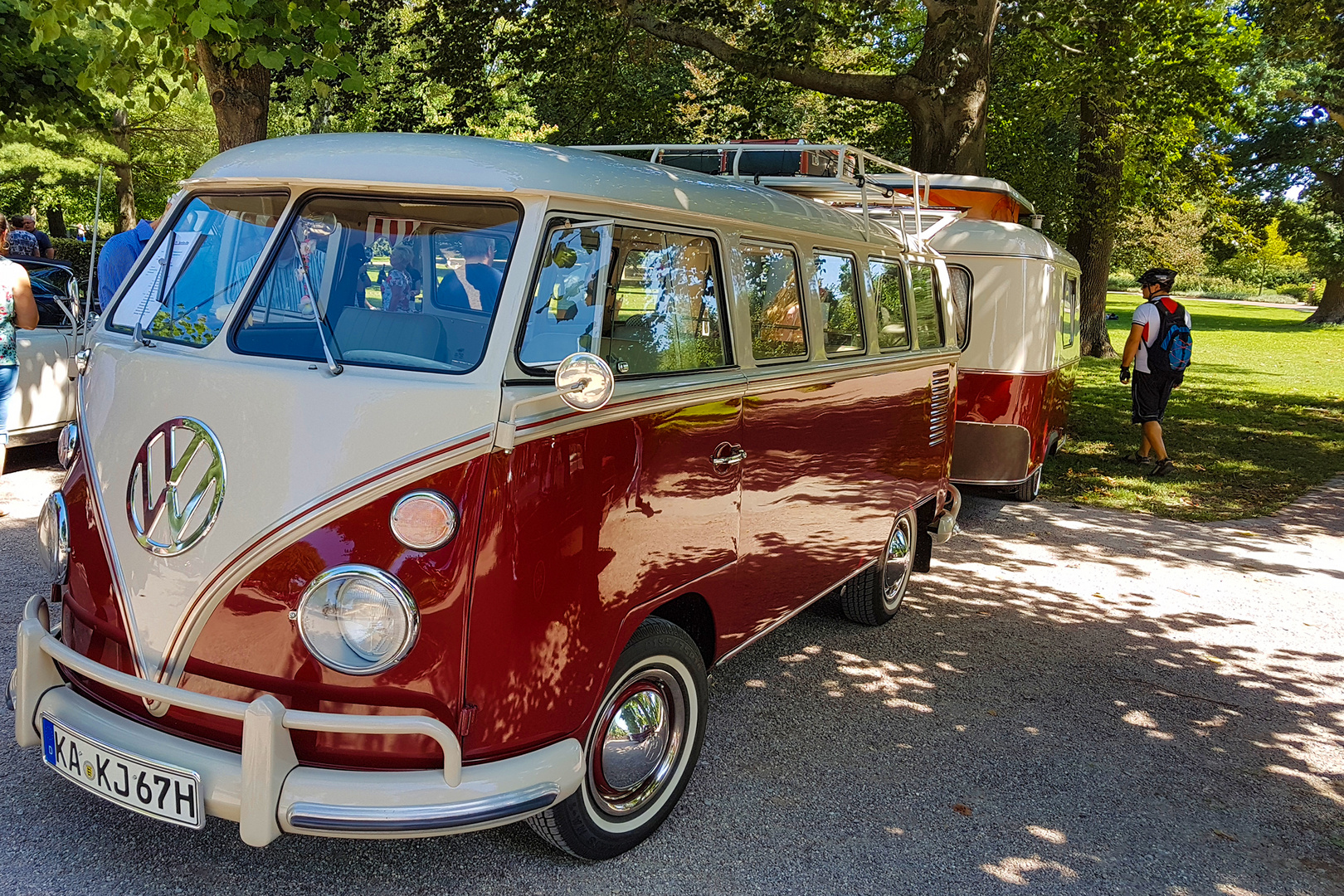 VW Bus mit Wohnwagen