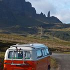 VW-Bus und der "Old Man of Storr"