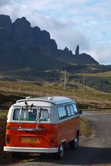 VW-Bus und der "Old Man of Storr"