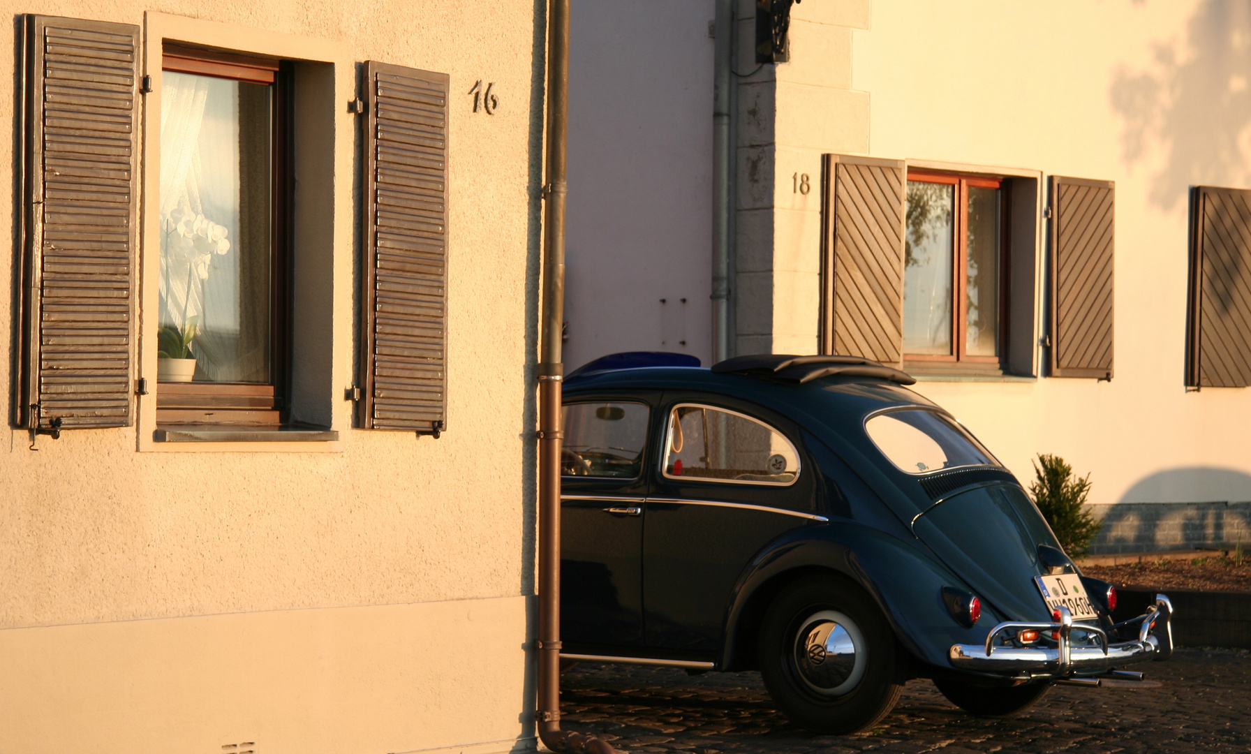 VW Käfer in der Einfahrt