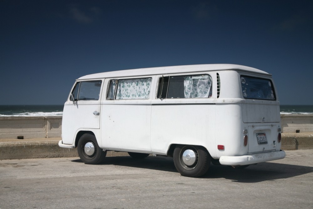 VW T2, am Strand geparkt