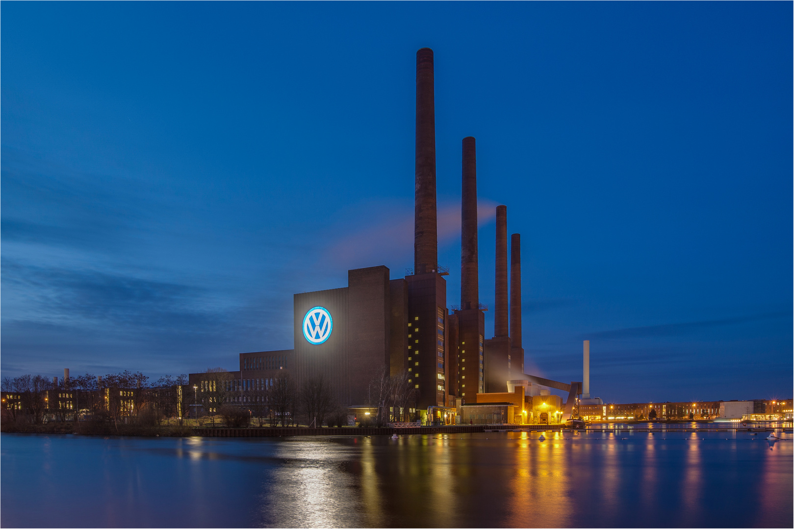 VW-Werk Wolfsburg Foto & Bild  architektur, architektur bei nacht, dri Bilder auf fotocommunity
