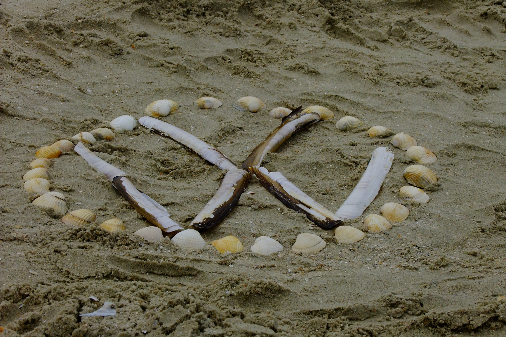 VW Zeichen im Sand .....