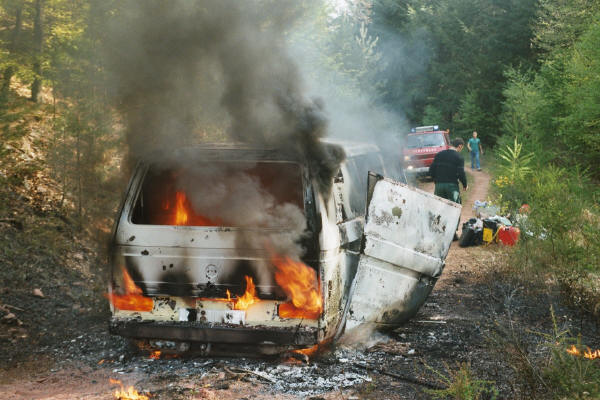 VW_Bus brennt in voller Ausdehnung