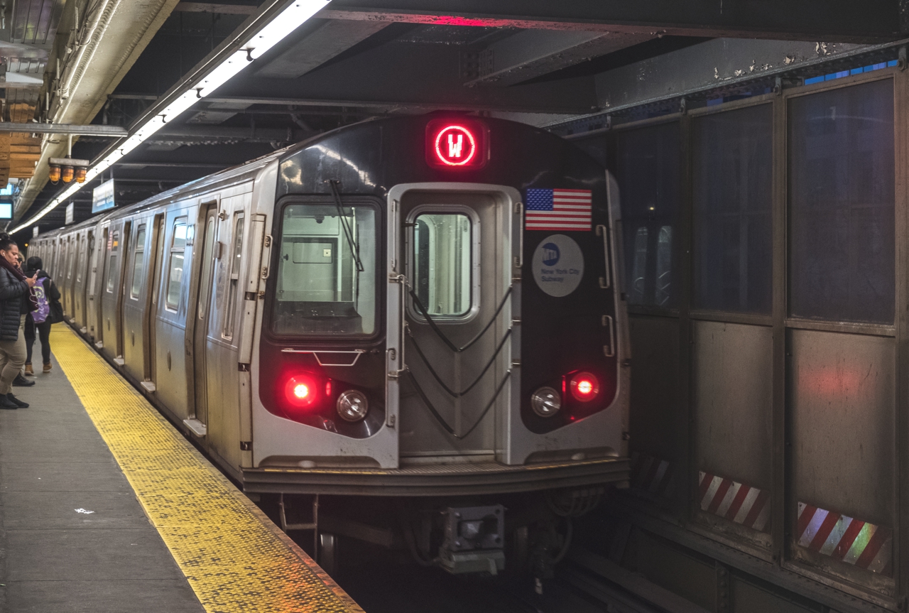 W Train Queensboro Plaza