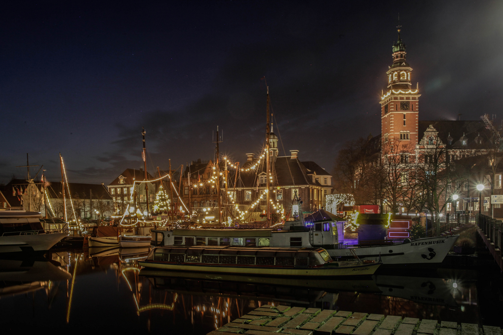 Waage und Rathaus am Hafen von Leer