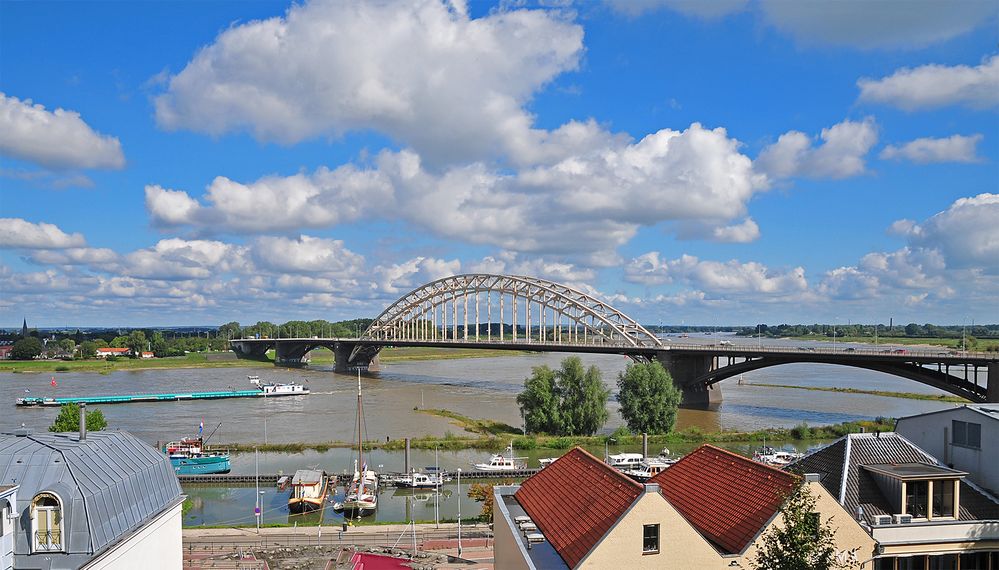 Waalbrücke (Waalbrug) über den Rheinarm Waal in Nijmegen (NL)