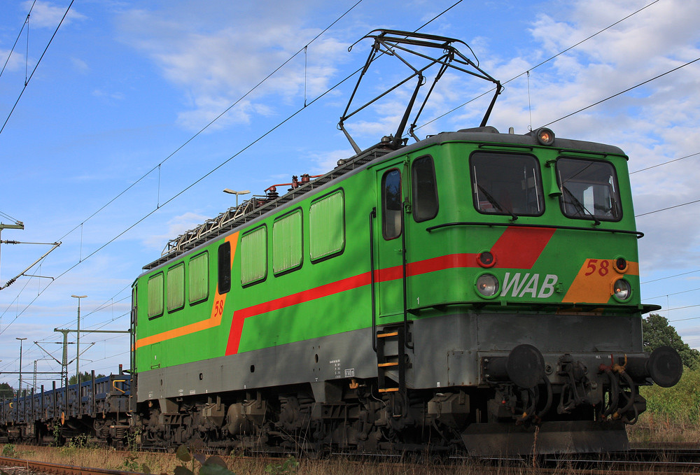 WAB 58 mit leerem Zementzug in Kiel-Meimersdorf.