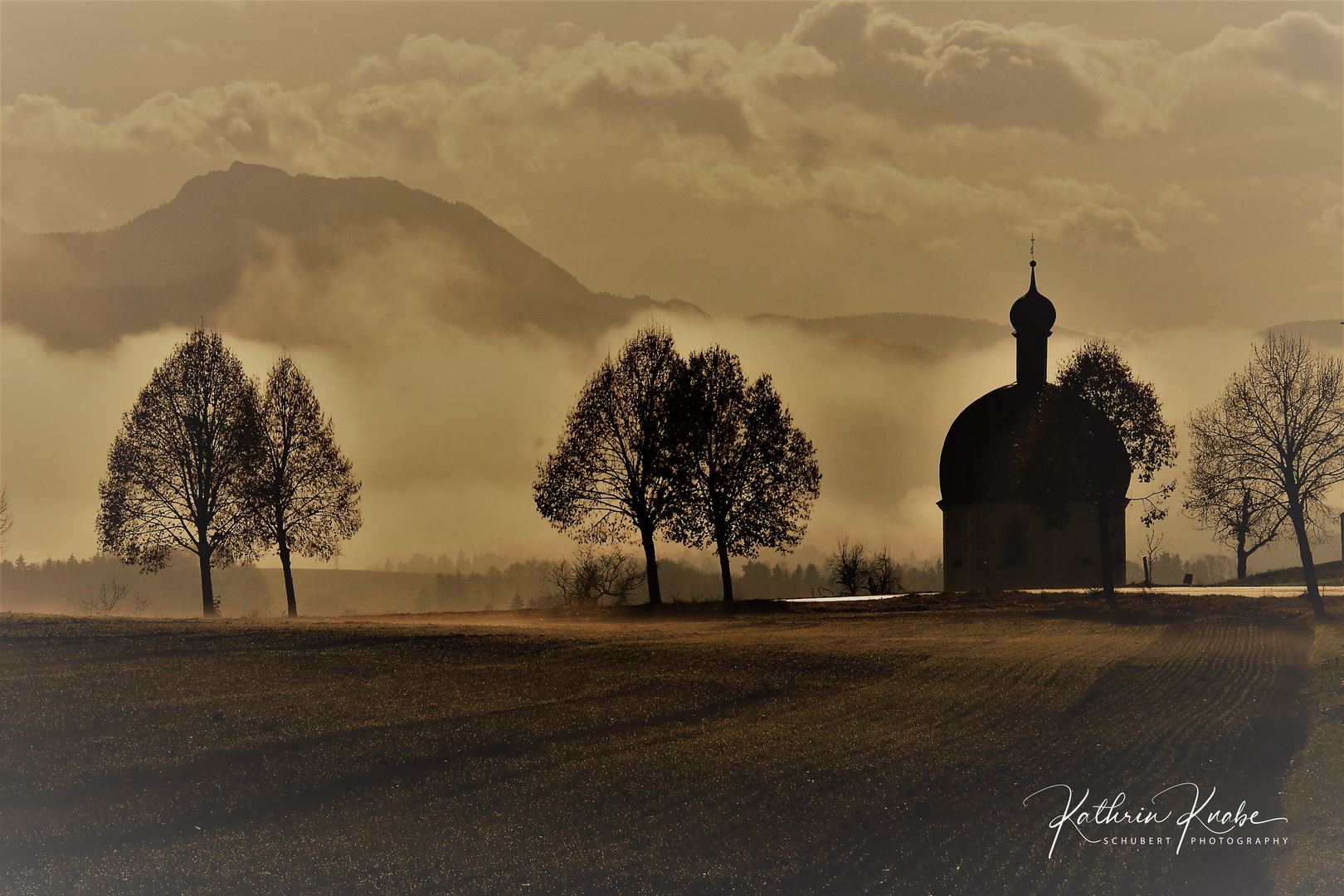 Wabernde Nebelschwaden am Morgen mit St. Veitskapelle 