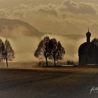 Wabernde Nebelschwaden am Morgen mit St. Veitskapelle 