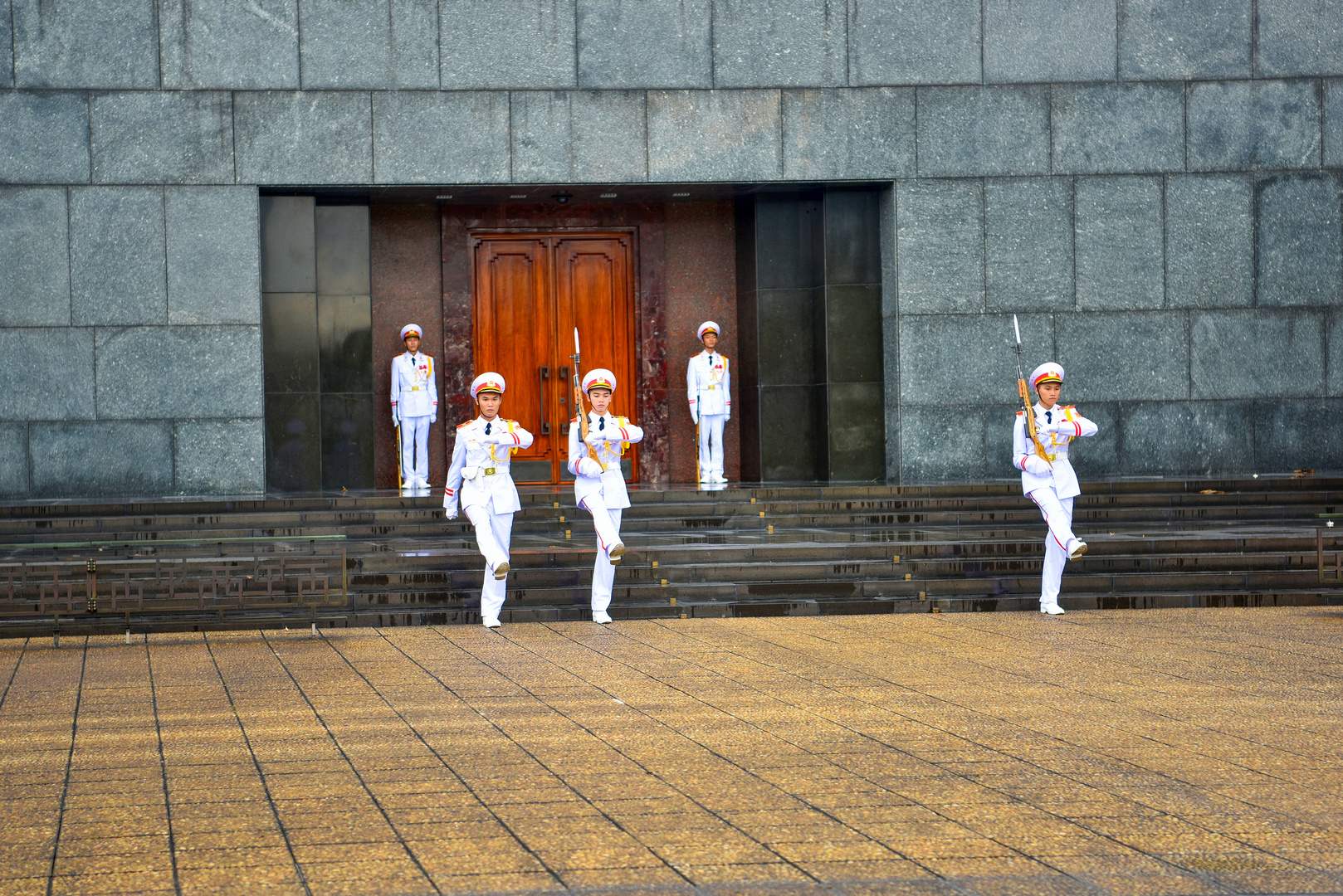 Wachablösung am Ho Chi Minh-Mausoleum 01