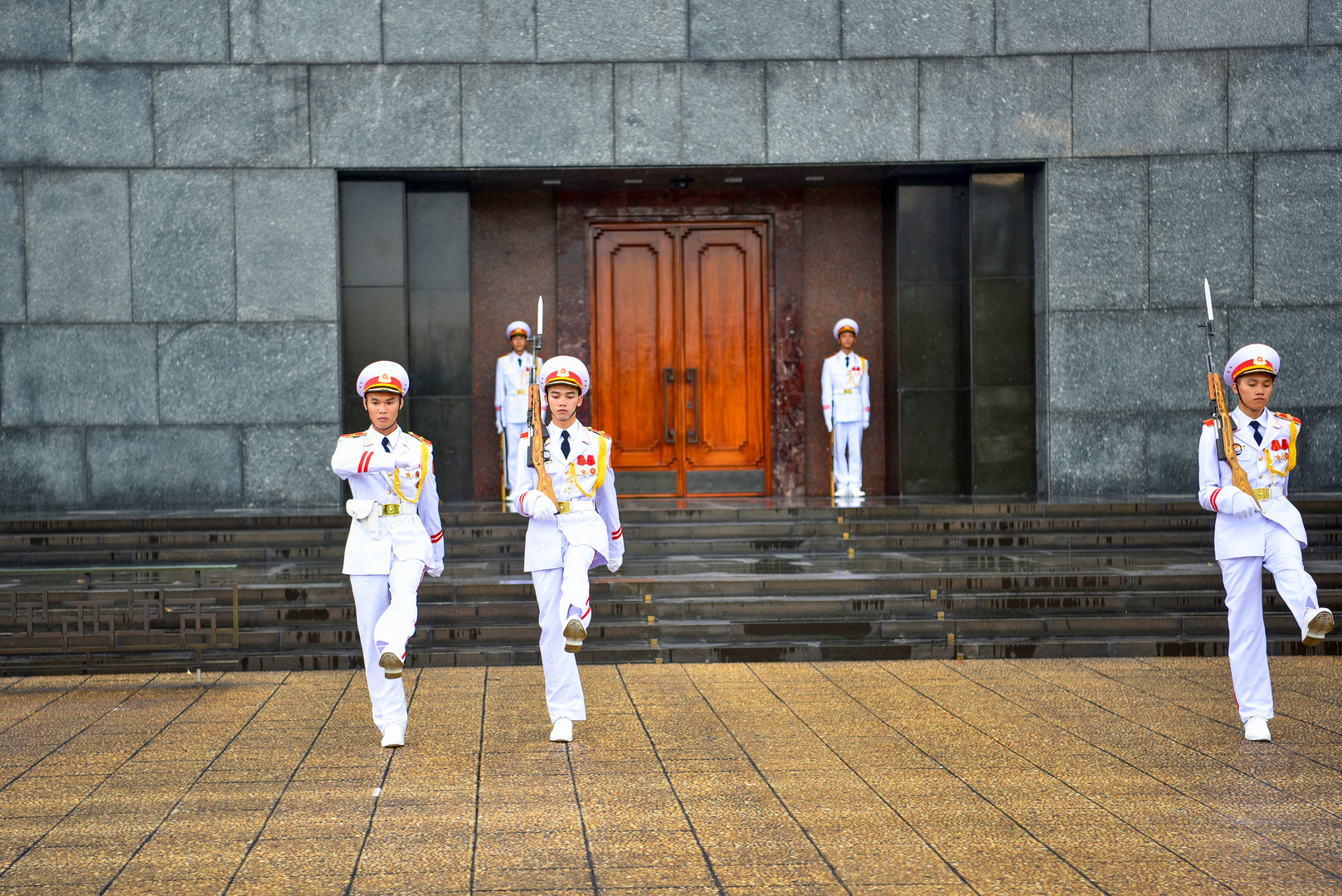 Wachablösung am Ho Chi Minh-Mausoleum 02