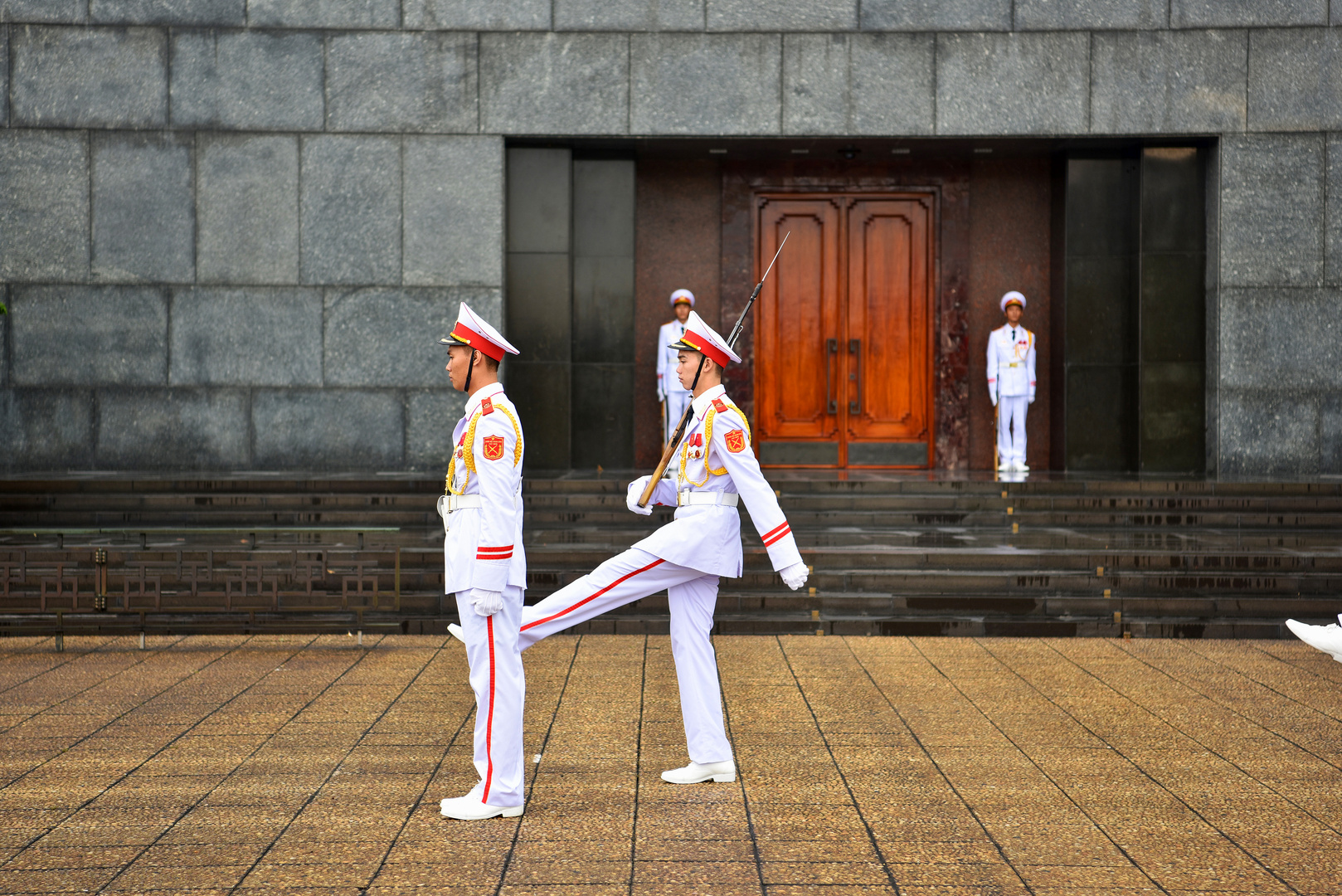 Wachablösung am Ho Chi Minh-Mausoleum 03