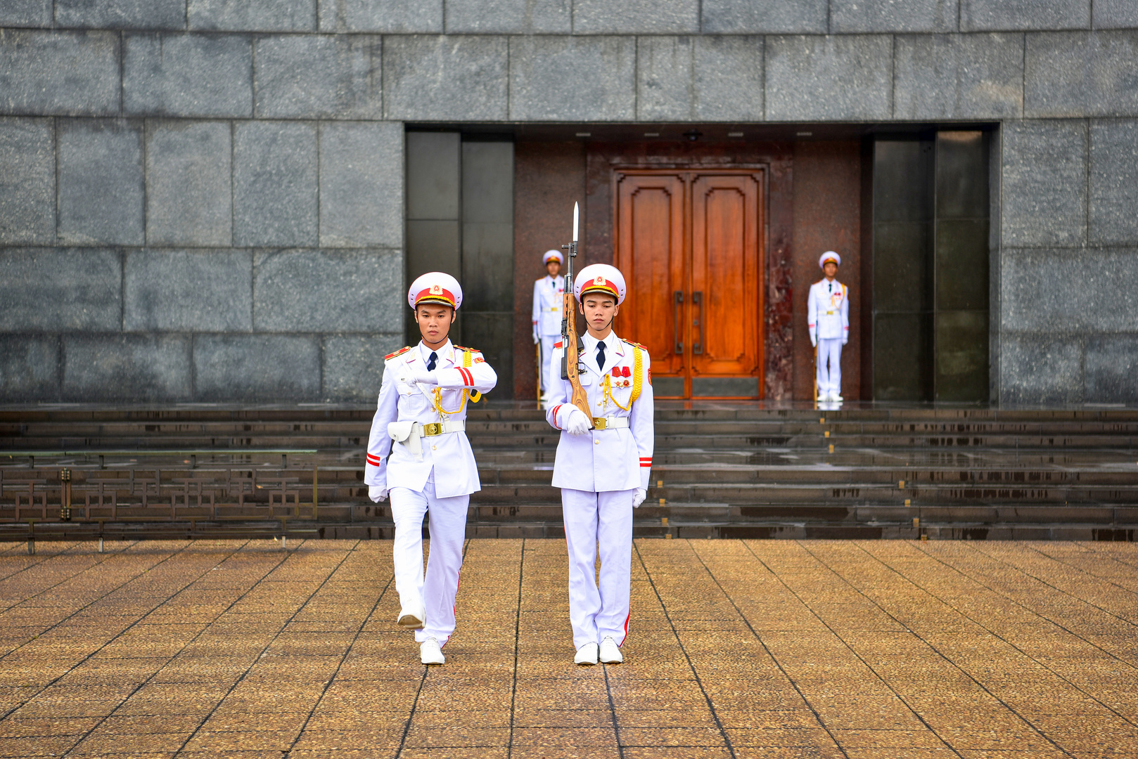 Wachablösung am Ho Chi Minh-Mausoleum 04