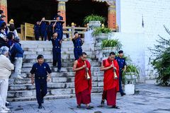 Wachablösung im Dzong von Thimphu