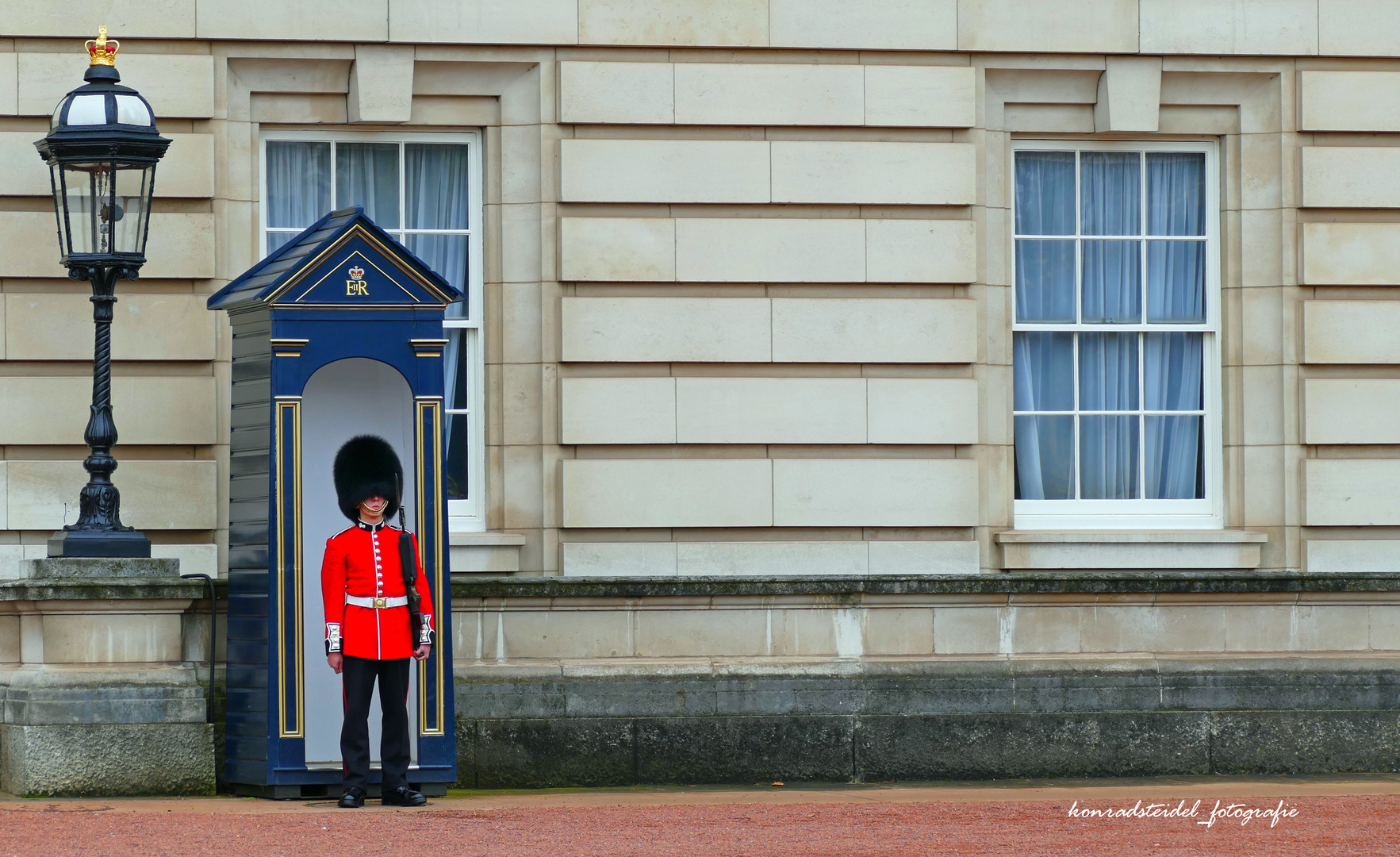 Wache vor dem Buckingham Palace in London