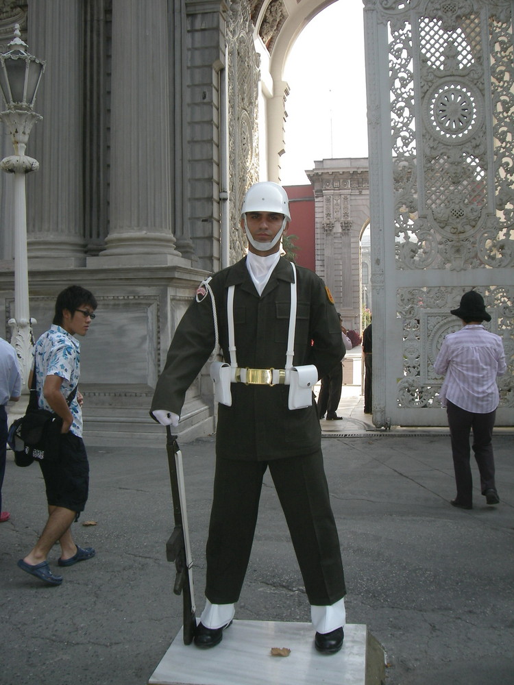 Wache vor dem Dolmabahce Palast