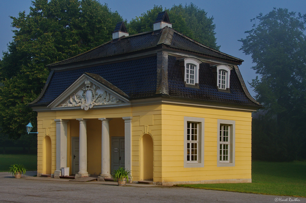 Wachhaus vom Schloss Wilhelmsthal im morgendlichen Nebel.