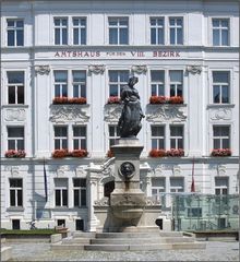 Wachsam vor dem Amtshaus