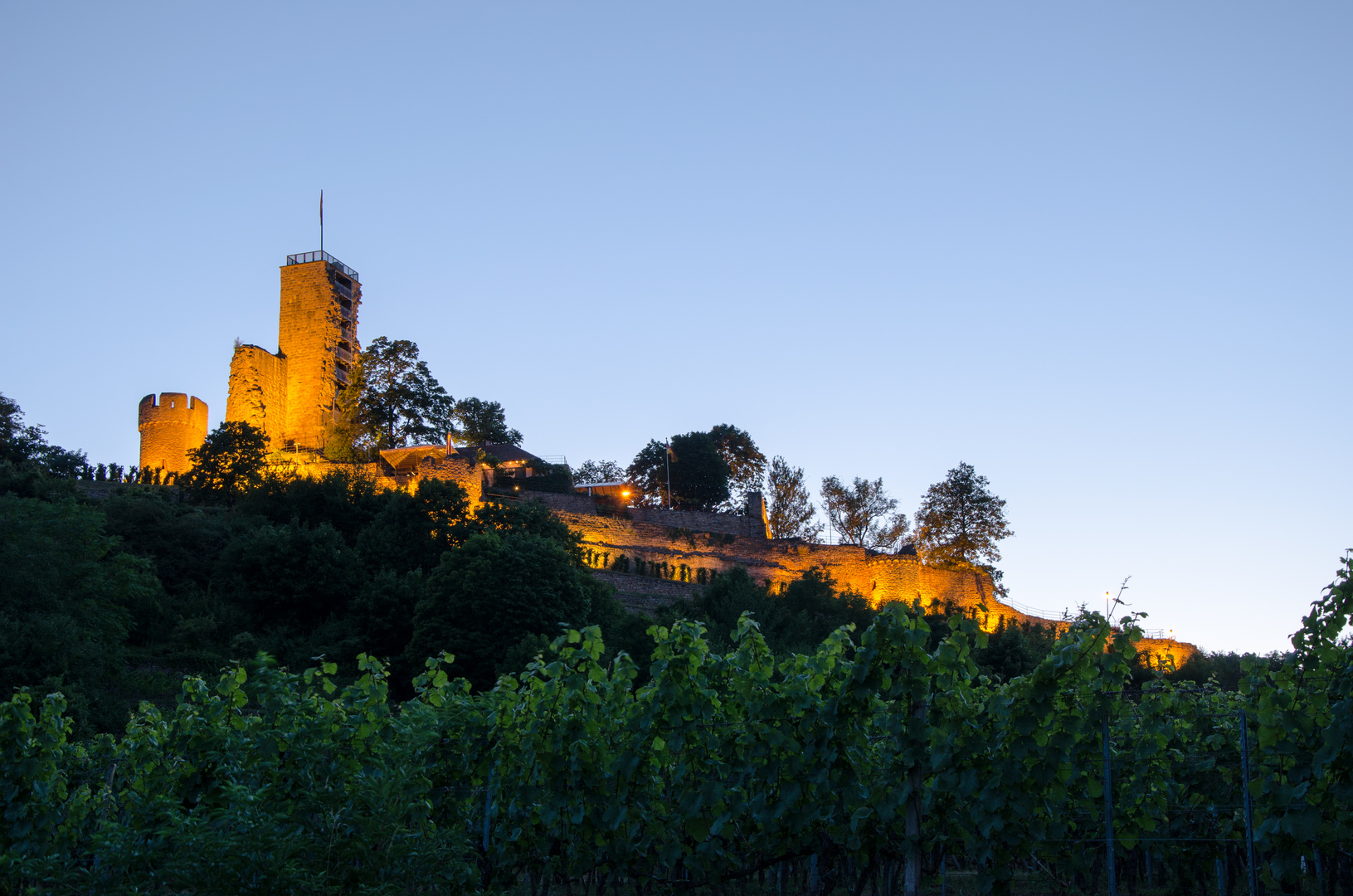 Wachtenburg am Abend