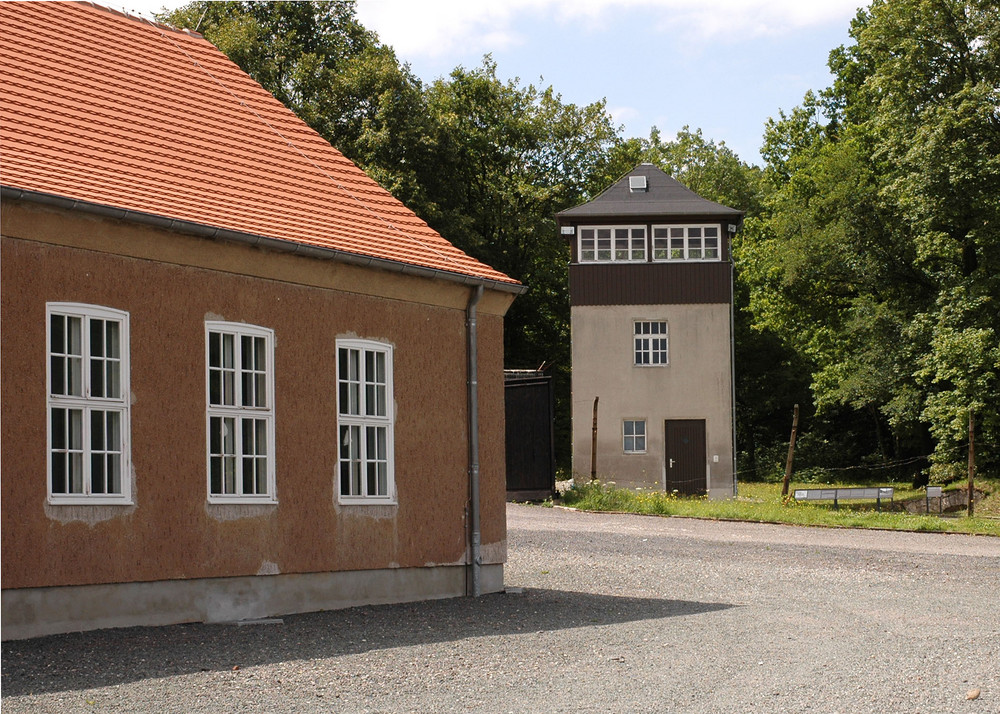 Wachturm und Kantine in Buchenwald.....