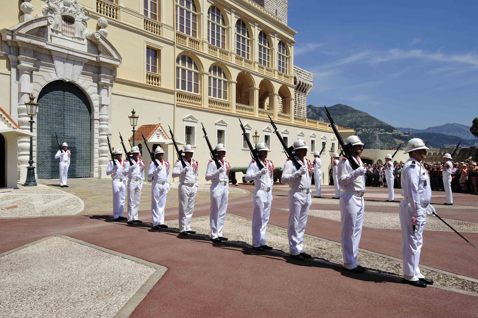 Wachwechsel vor der Grimaldi Residenz in Monaco