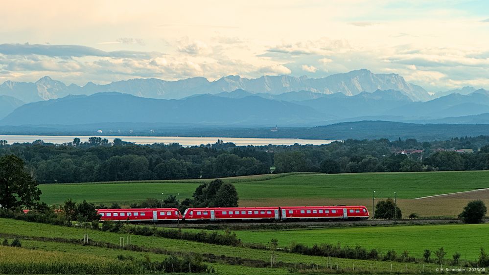 "Wackel-Dackel" vor Bergpanorama