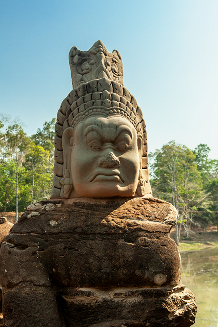 Wächterfigur am Zugang zur Angkor Wat