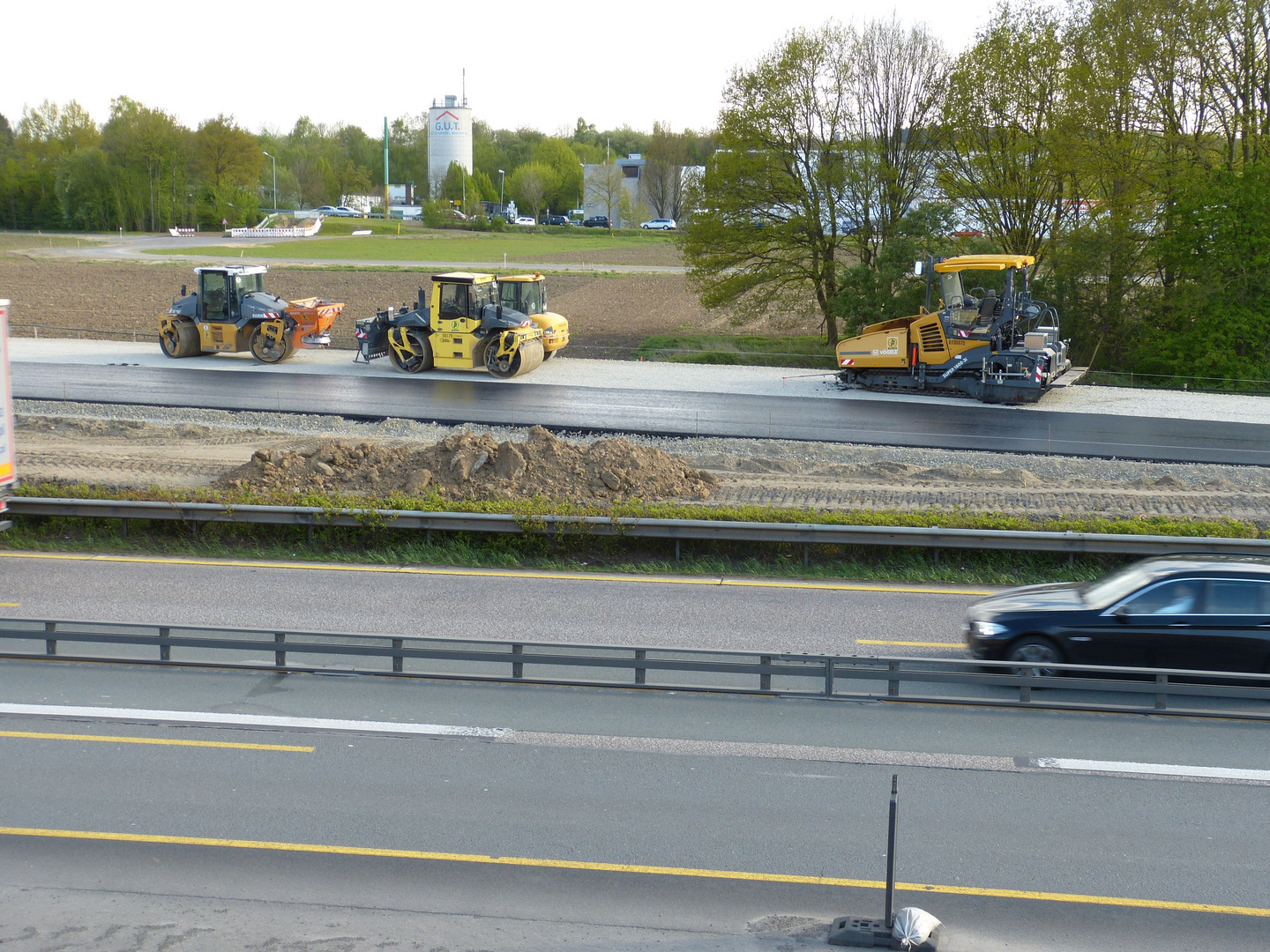 Während auf der alten Süd Trasse Asphalt Fahrzeuge  neue Wege ziehen -