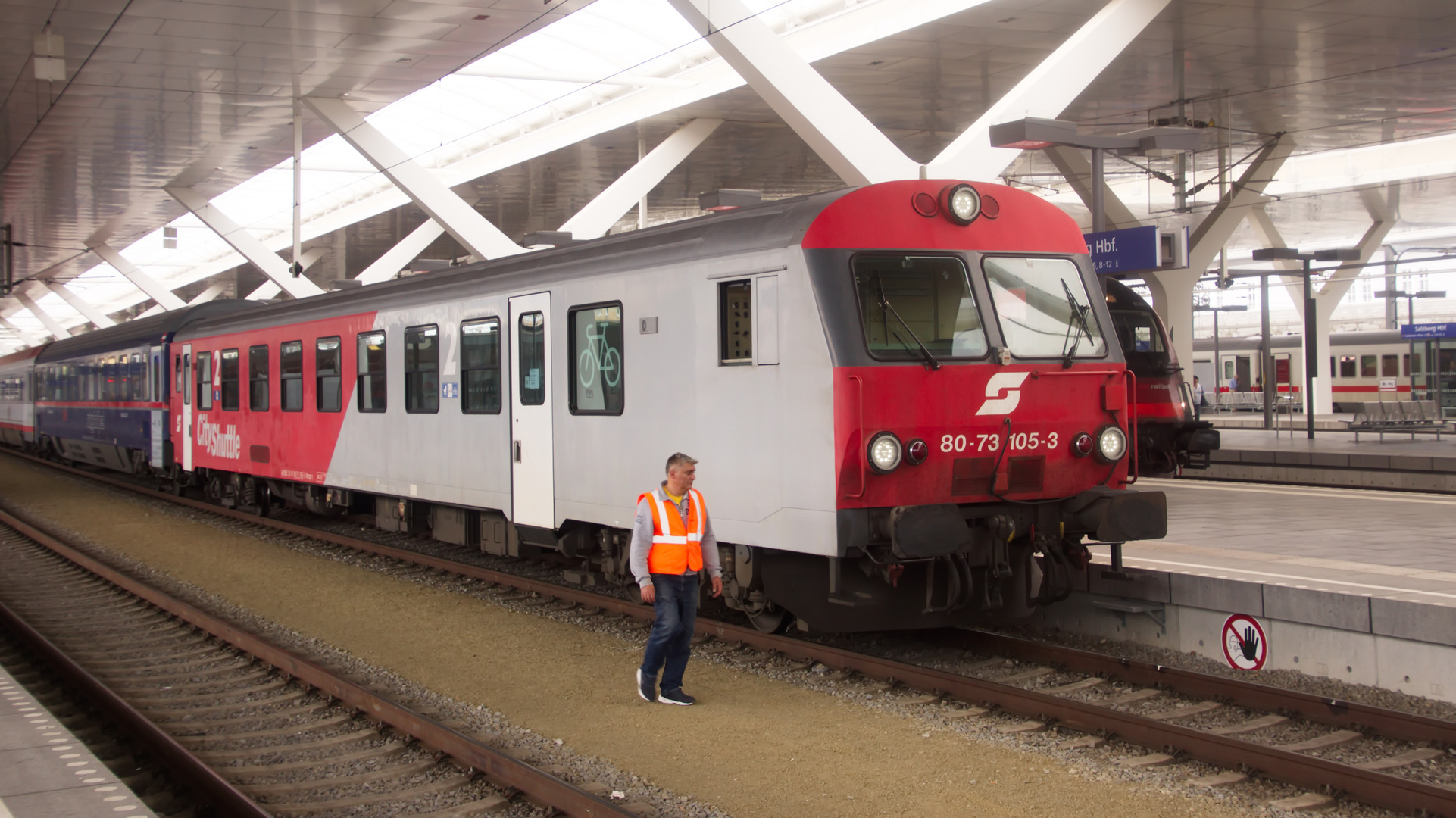  Während wir in Salzburg Hbf auf unseren Zug warteten....