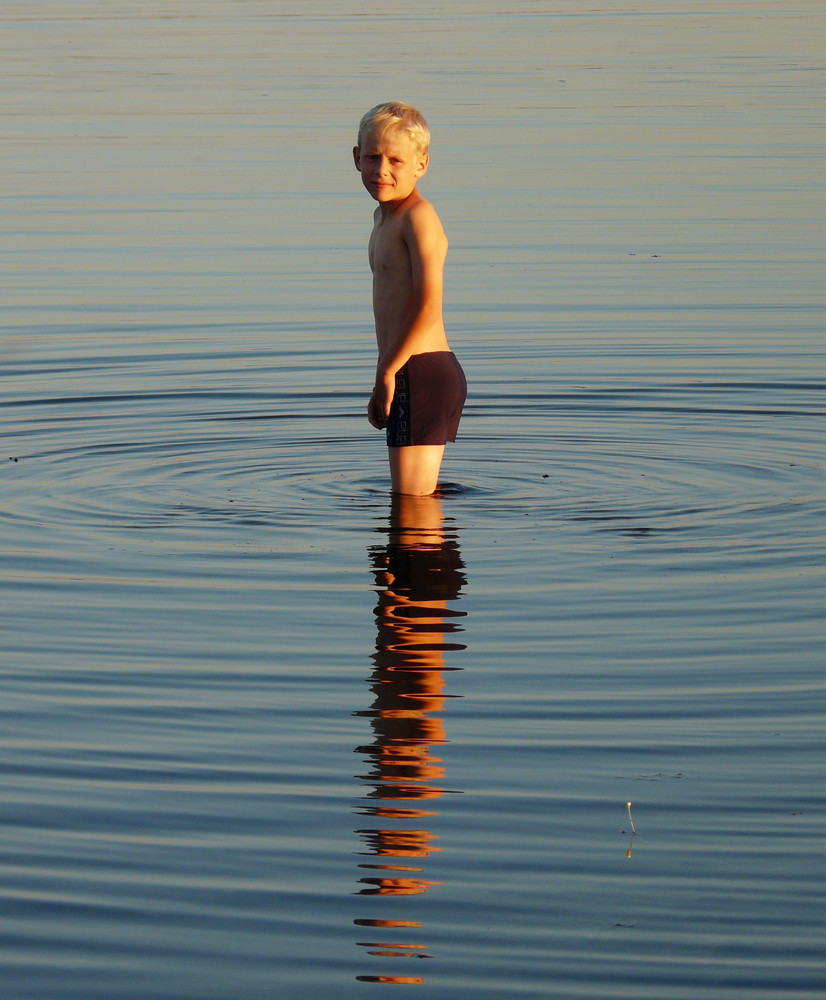 wärmende Abendsonne [im kalten Wasser]